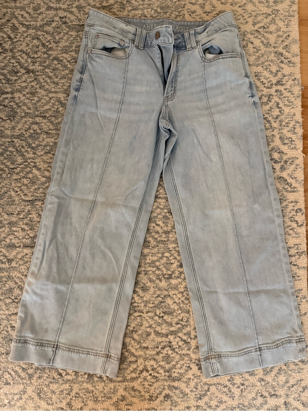 American Eagle Outfitters Light Wash wide leg low rise jeans size 6 Short